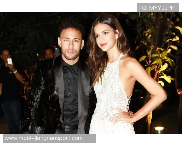 内马尔与女友布鲁娜携手庆祝圣诞节温馨合照中抱着两个可爱女儿